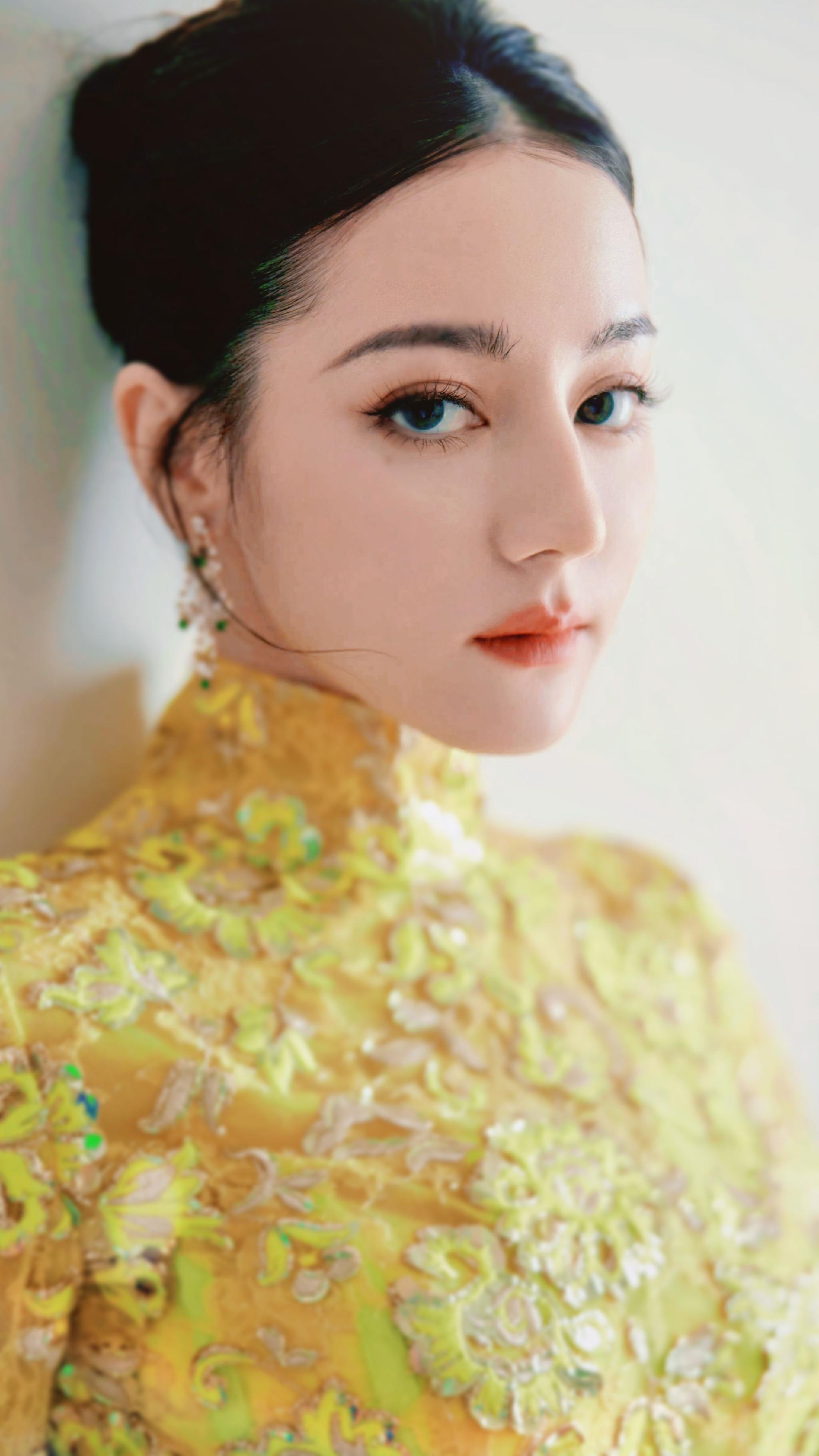 迪丽热巴一袭金色露背旗袍好贵气啊