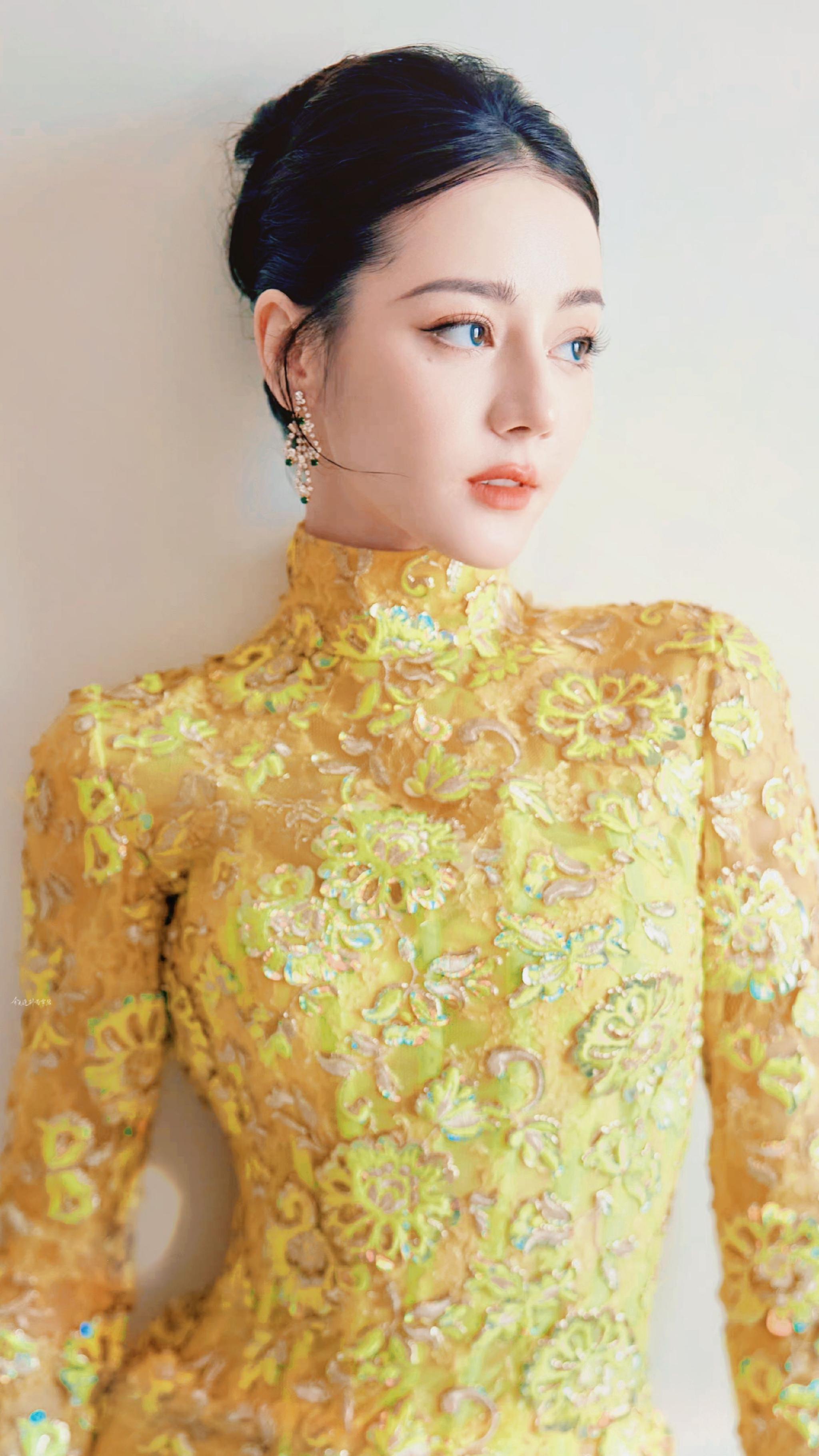 迪丽热巴一袭金色露背旗袍好贵气啊