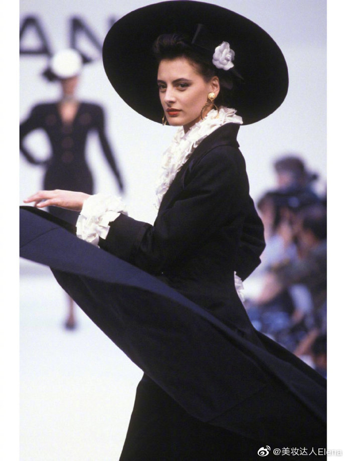 chanel秀场上的小黑裙经典永存每一帧都是一幅画每一回眸皆是