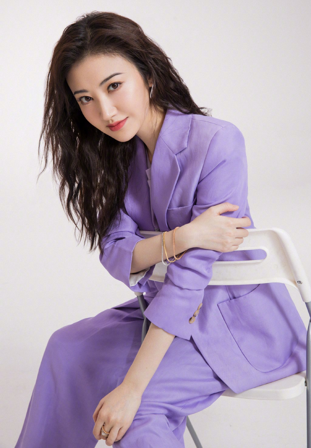 景甜好气质,一身宽松紫色西装配微卷长发,细眉大眼美得很惊艳