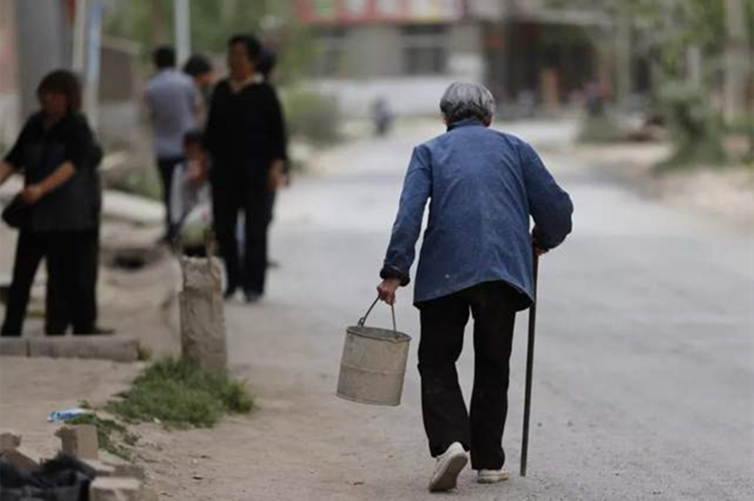 "捆绑式啃老"蔚然成风,"我答应给她养老,还有啥不满意的?