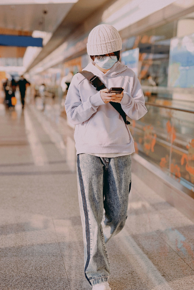 国民妹妹张子枫牛仔look配湿发背头走朋克风又酷又可爱