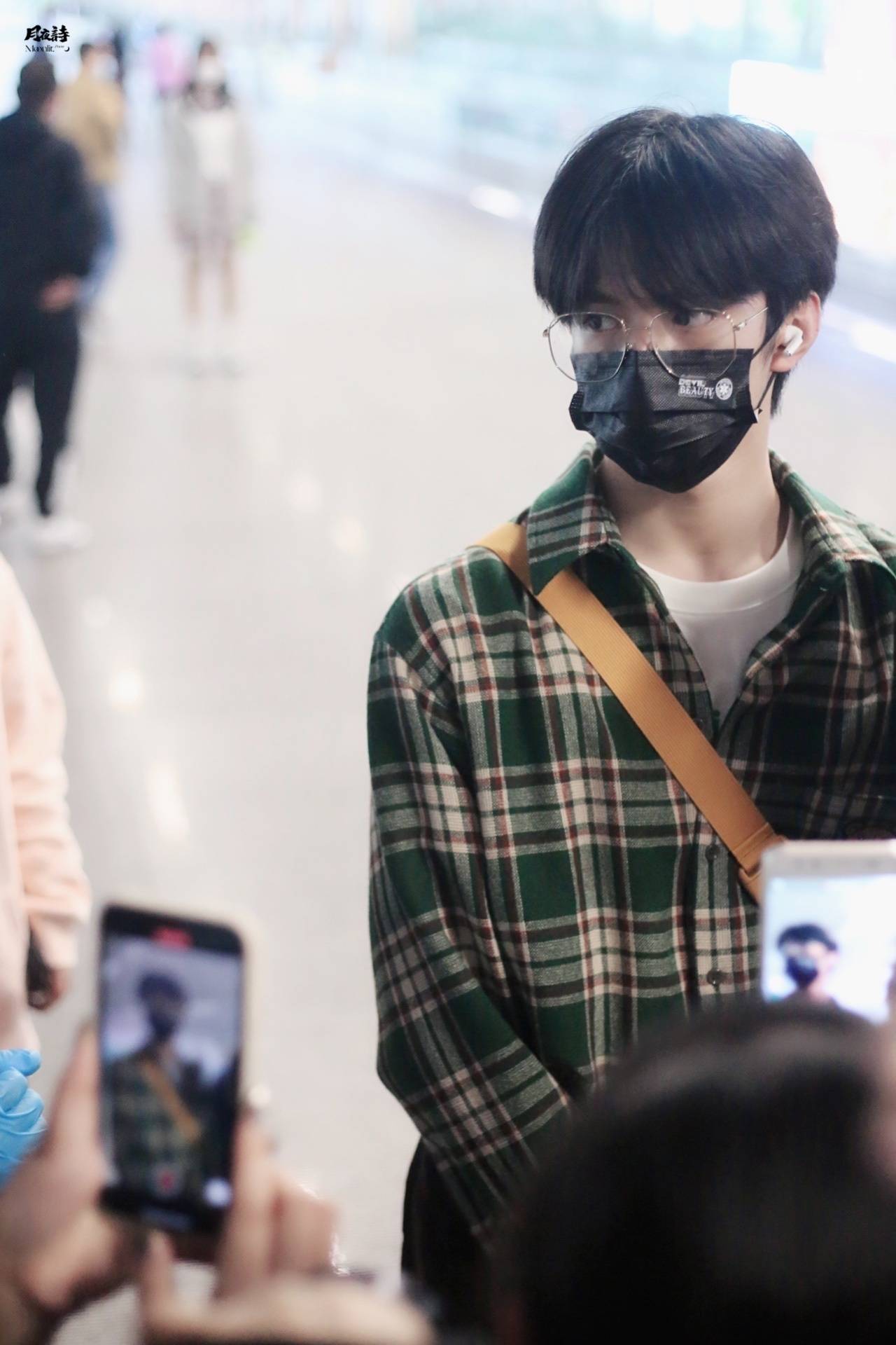 刘耀文今日份机场look 整套gucci的复古风男孩