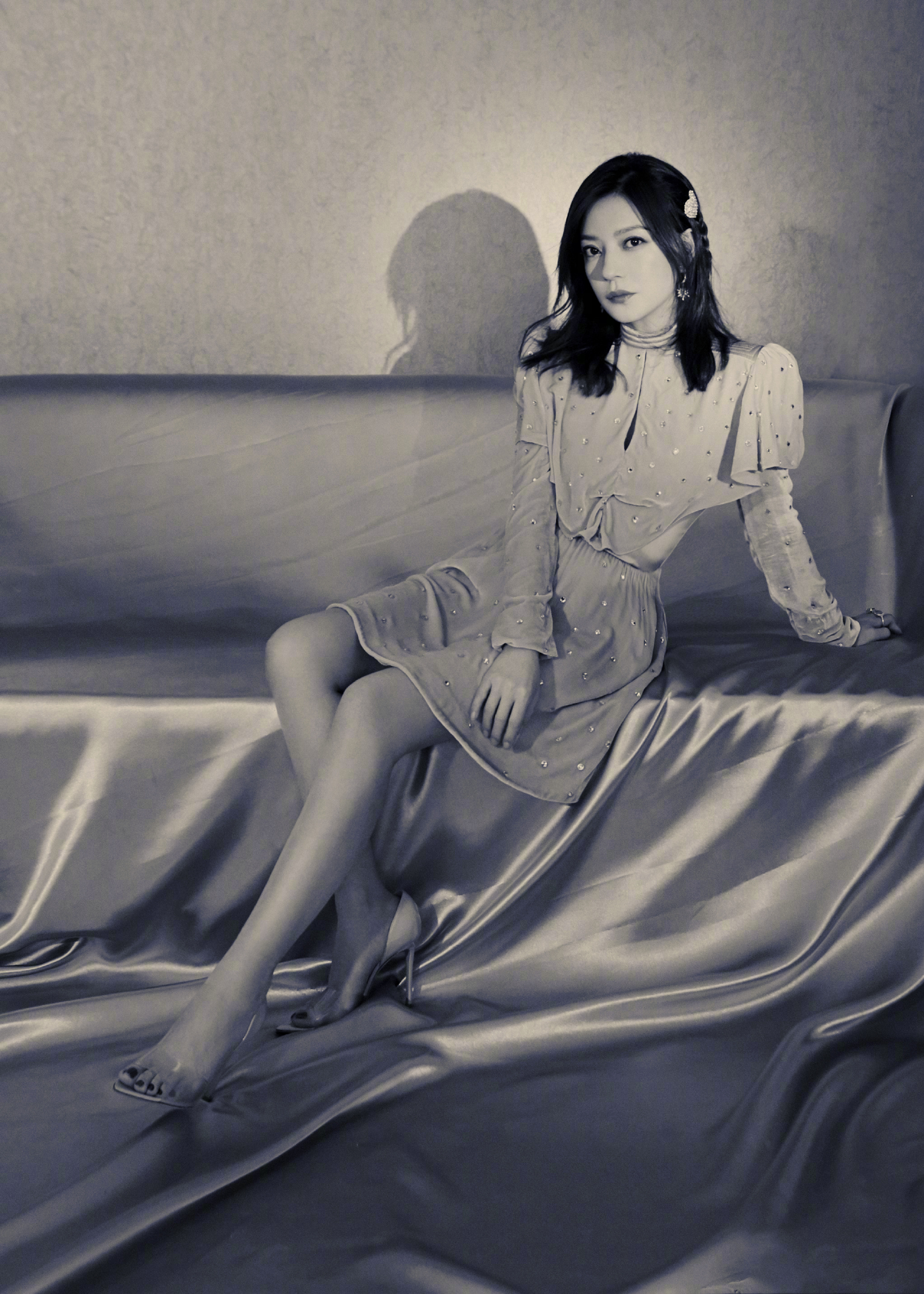 赵薇身着 philosophy2020秋冬系列丝绒连衣裙出席活动