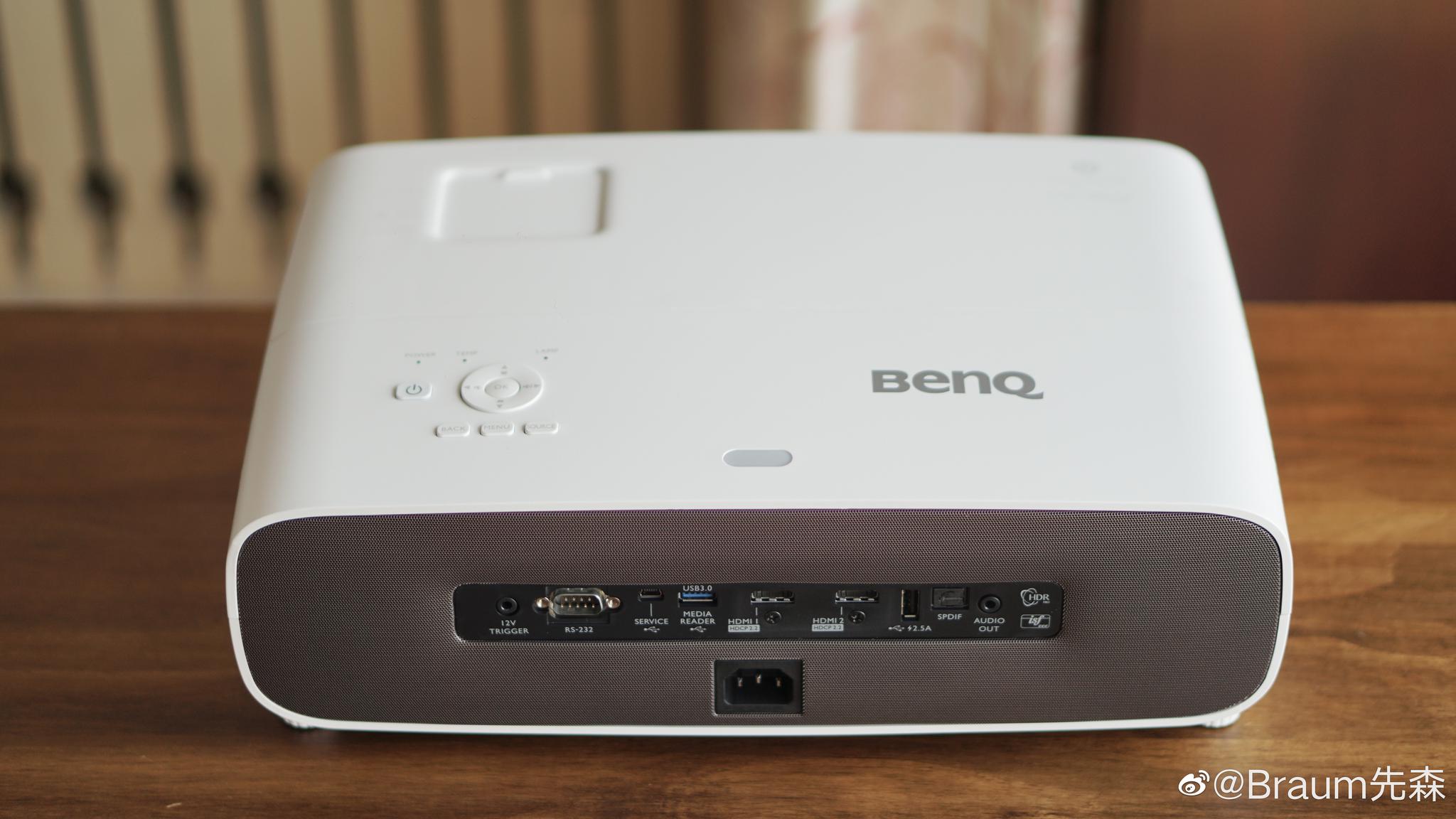 到手一台明基w2700投影仪外观设计时尚蛮容易融入家居环境