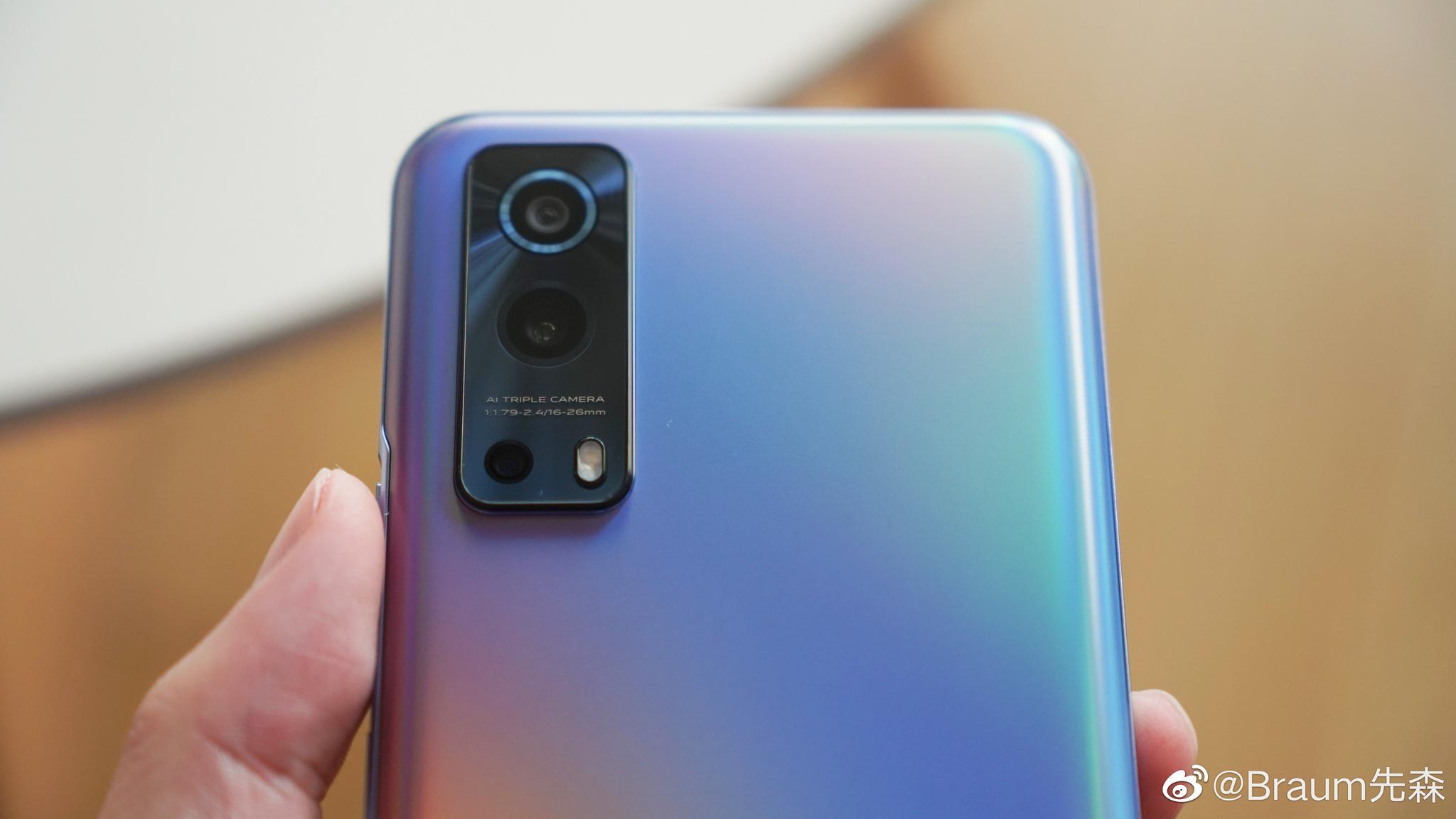 iqooz3星云配色上手也是不同角度颜色就看起来不同