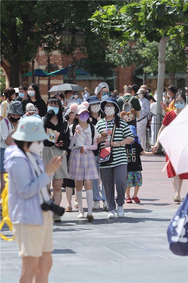 迪士尼乐园恢复运营首日:看到久违的玲娜贝儿,游客“泪崩”了休闲区蓝鸢梦想 - Www.slyday.coM 迪士尼乐园恢复运营首日:看到久违的玲娜贝儿,游客“泪崩”了休闲区蓝鸢梦想 - Www.slyday.coM