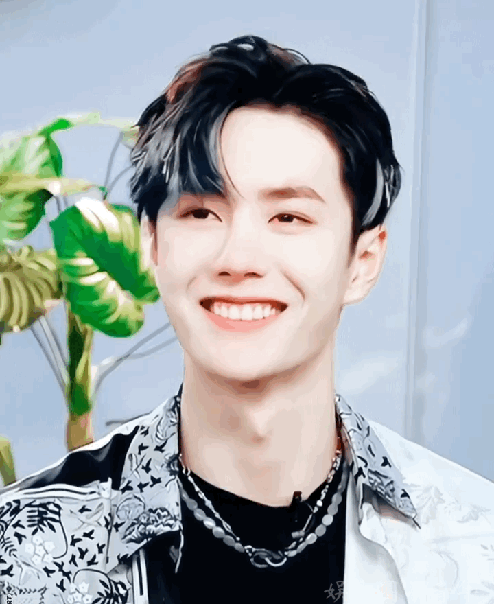 王一博的小括号超级甜超级有感染力的