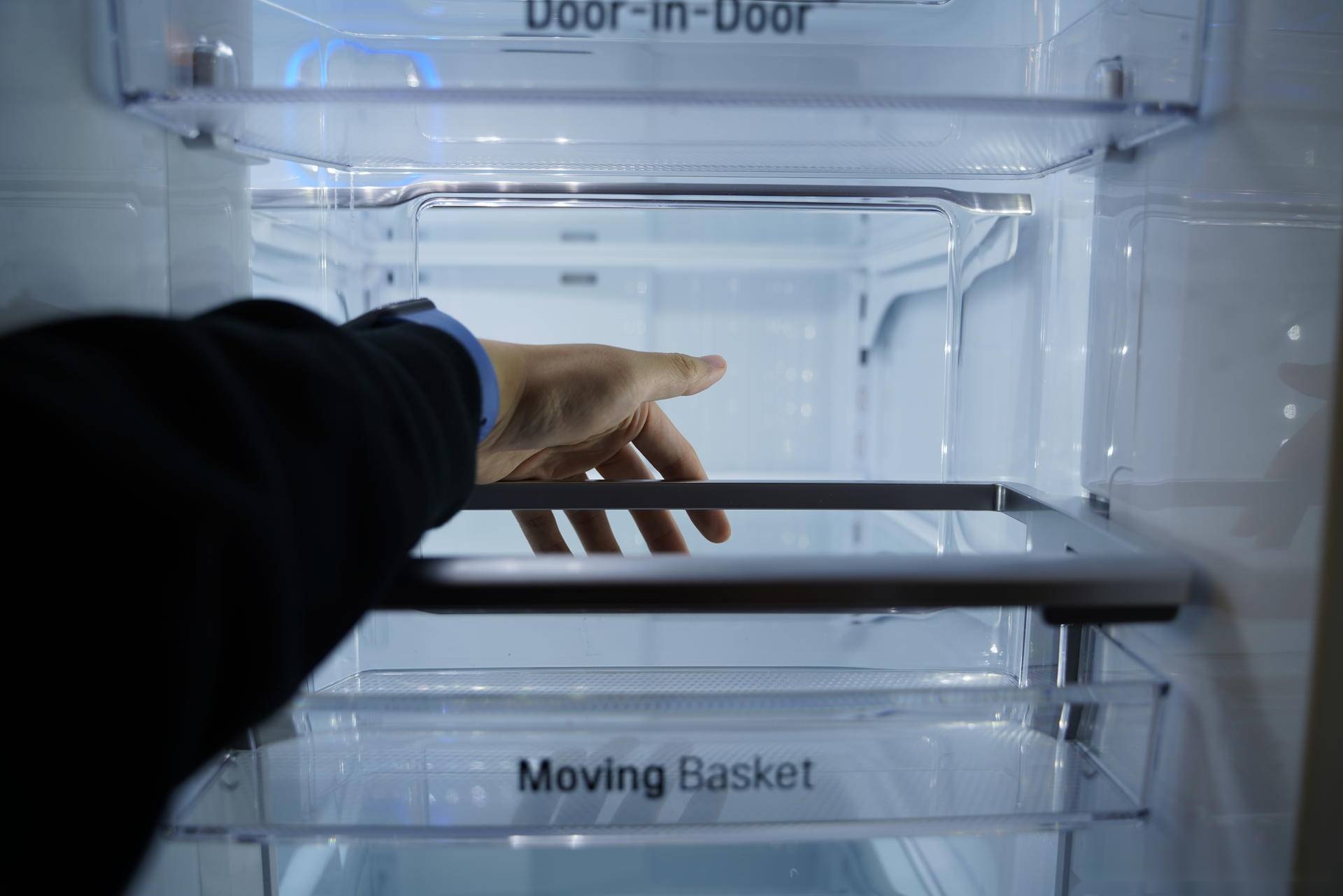 每层都有直通冰箱内部的开口,这样小开口的设计极大程度上减少了冷气