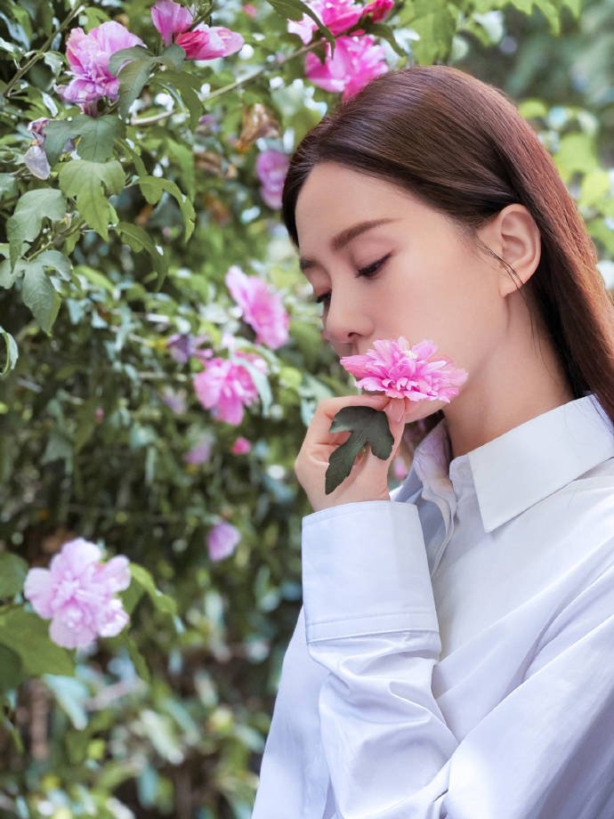 刘诗诗白色衬衫造型清纯十足手握鲜花侧颜精致状态佳