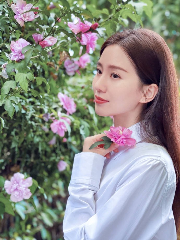 刘诗诗白色衬衫造型清纯十足手握鲜花侧颜精致状态佳