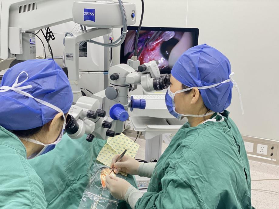 广西首例fcb治疗孔源性视网膜脱离手术在南宁爱尔眼科医院开展