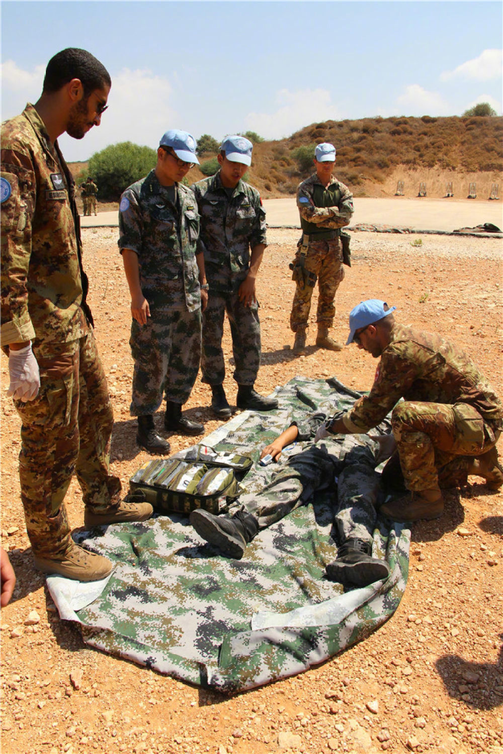 部队)射击训练场,中国和意大利赴黎巴嫩维和官兵进行紧急医疗救援交流