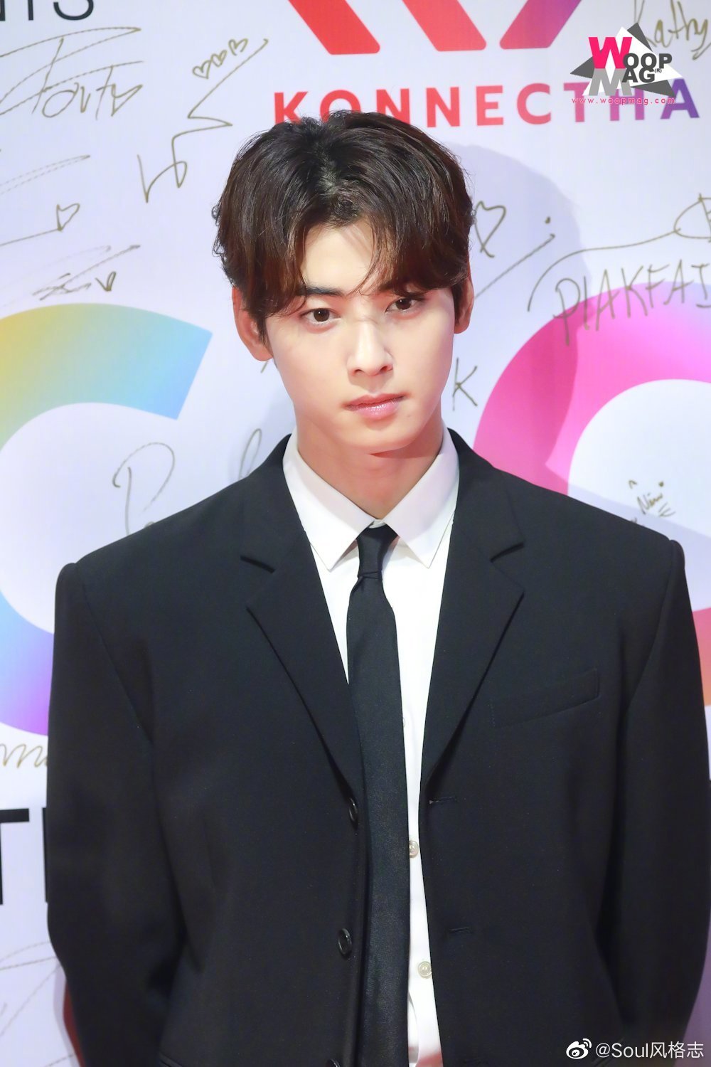 车银优今日泰国活动造型 一身黑色西装利落有型