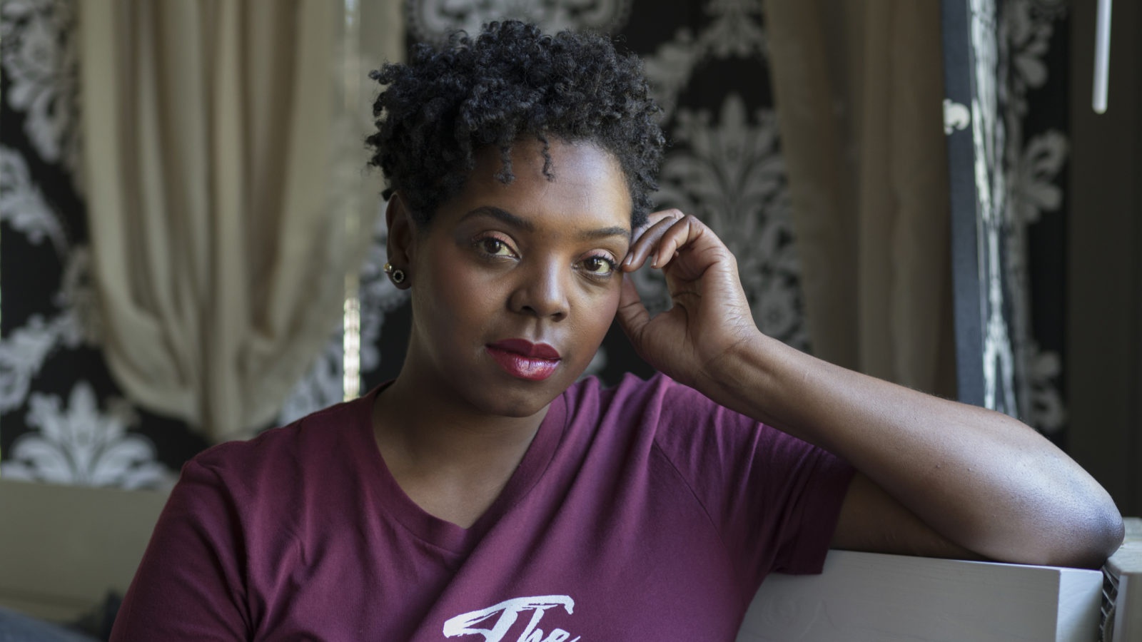 美国黑人医生染新冠,死前疼痛求助,白人医护:"装痛的瘾君子"