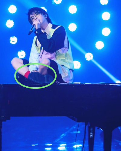 华晨宇坐在钢琴上唱歌时,谁注意他脚上的袜子?土到极致就是潮
