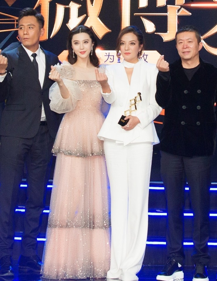 赵薇脸肿得像假人,穿白西装气场强大,却不如范冰冰蛋糕裙清新