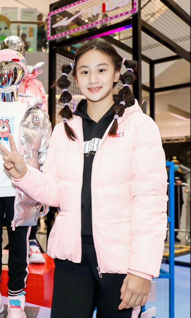 森碟才是"发育过猛",初恋脸消失不见,如今12岁胖成女版田亮