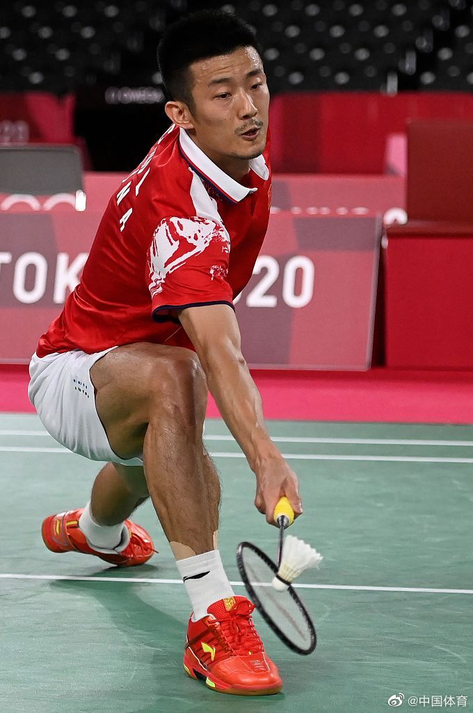 在羽毛球男子八分之一决赛中谌龙对阵马来西亚选手李梓嘉