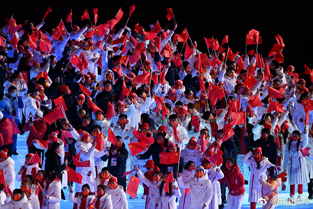 中国代表团运动员挥舞着五星红旗入场……_高清图集_新浪网