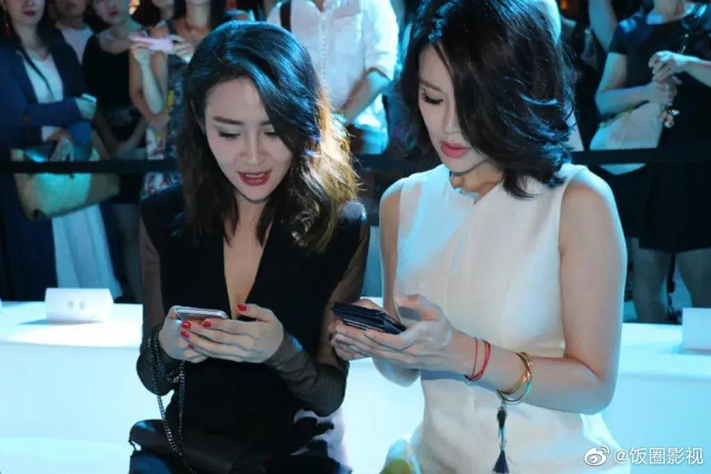 “贵姐”于明加晒齐肩短发照，穿小背心秀六块腹肌，两女儿颜值高休闲区蓝鸢梦想 - Www.slyday.coM