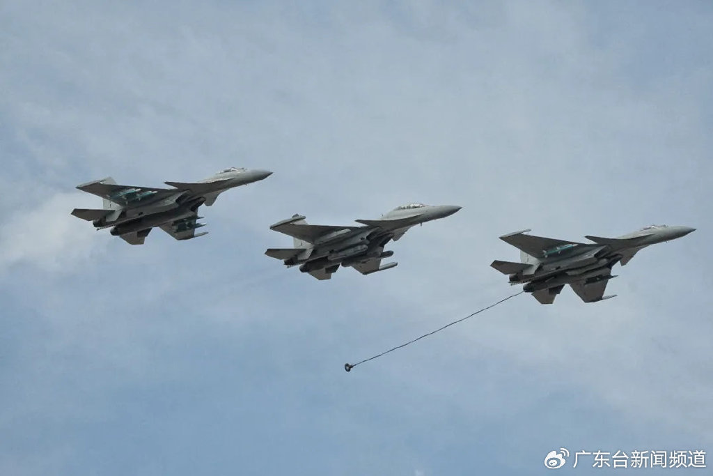 歼-15D,首次公开亮相!|舰载机|电子战飞机|歼-15