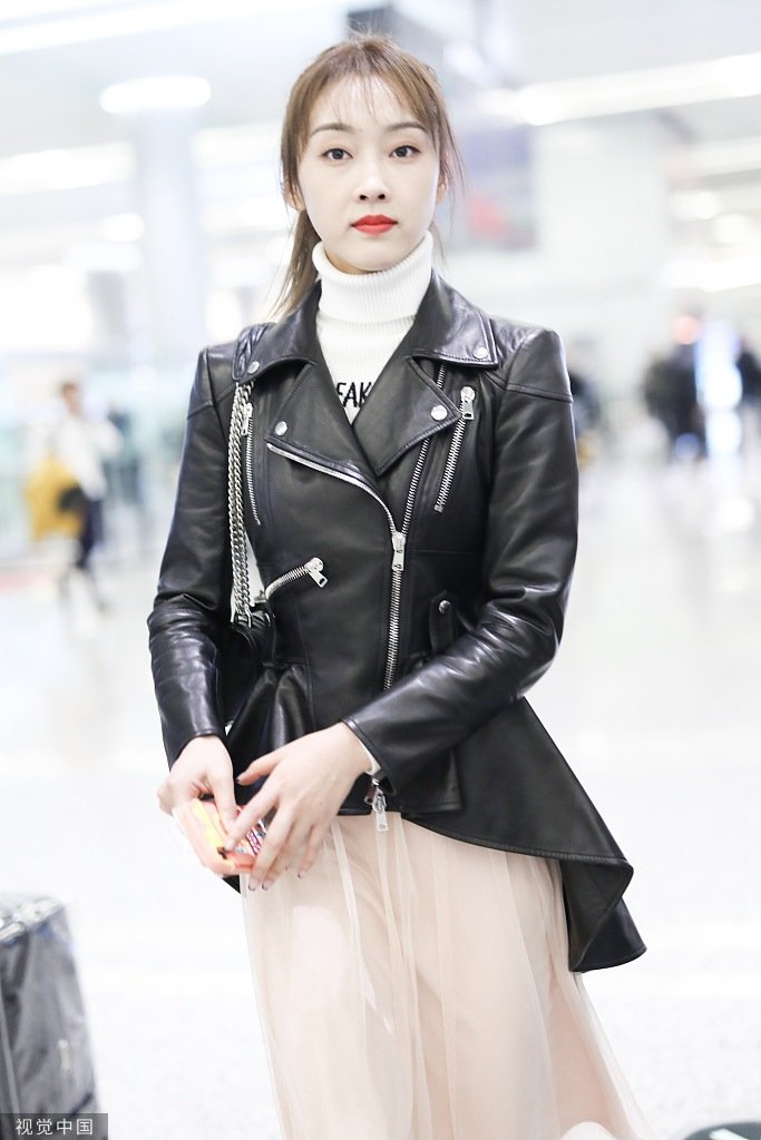 "师姐"宣璐穿黑皮衣搭粉红纱裙 又美又飒明艳动人