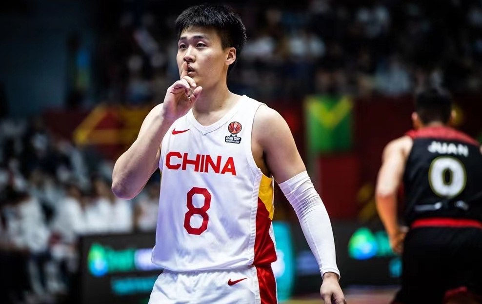 名记质疑裁判吹罚尺度赵睿用实力让客场消音嘘手势引热议