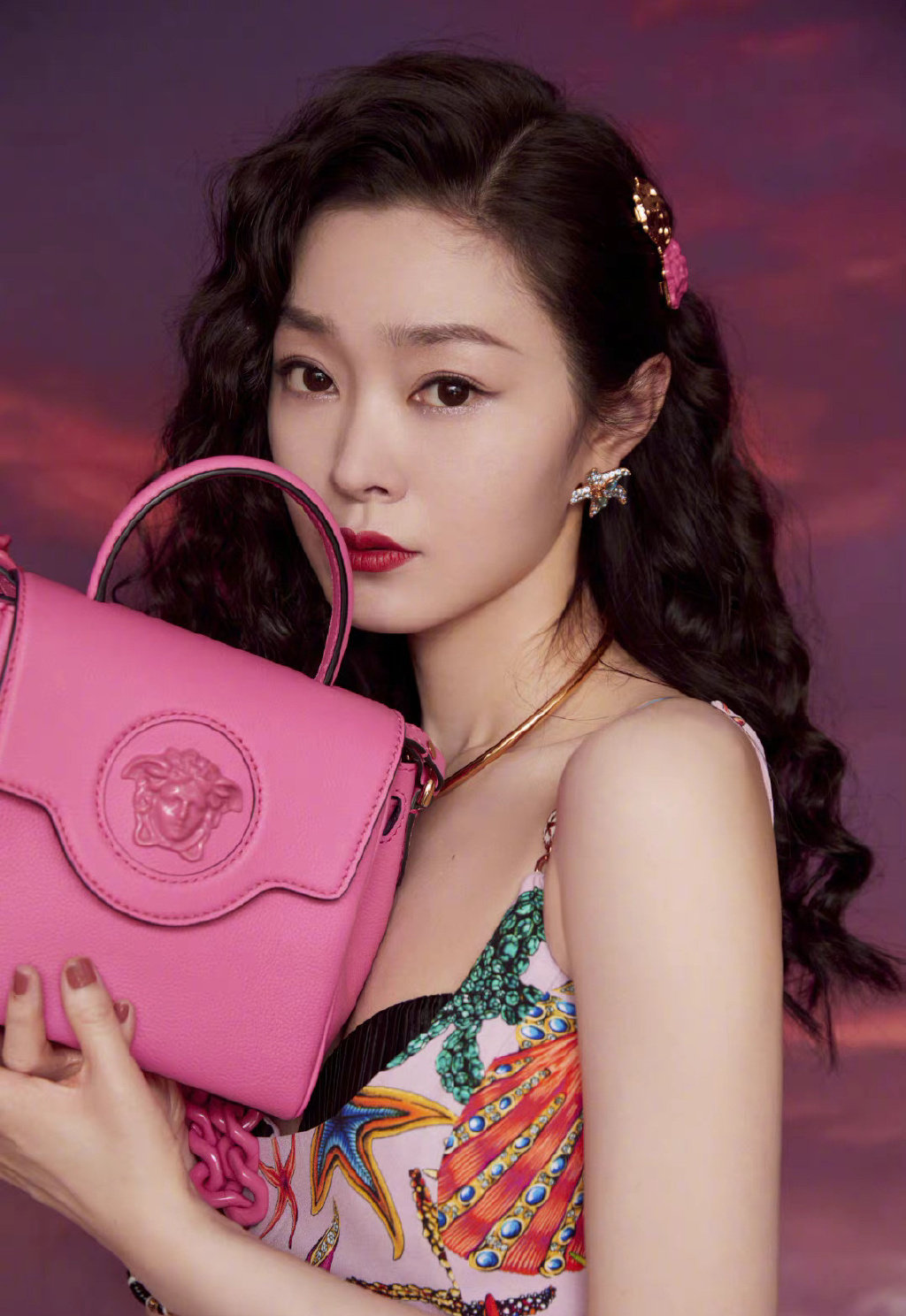 宋轶身着酷黑开衩长裙个性摩登,樱粉海星裙靓丽夺目