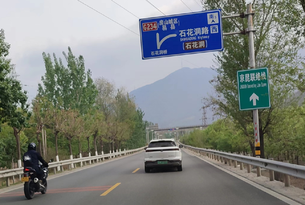 弯道超车、压弯碰拳……车手跑山炫技很拉风?莫用生命追流量!