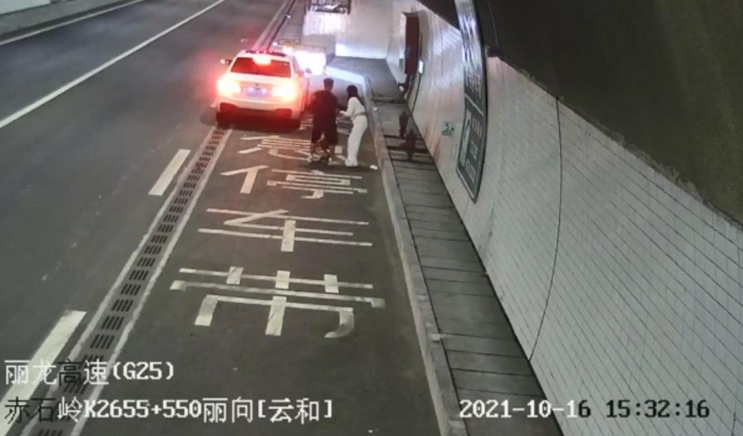 高速上，两个男人将一个女人强行塞进小车​！民警拦截后得知真相休闲区蓝鸢梦想 - Www.slyday.coM