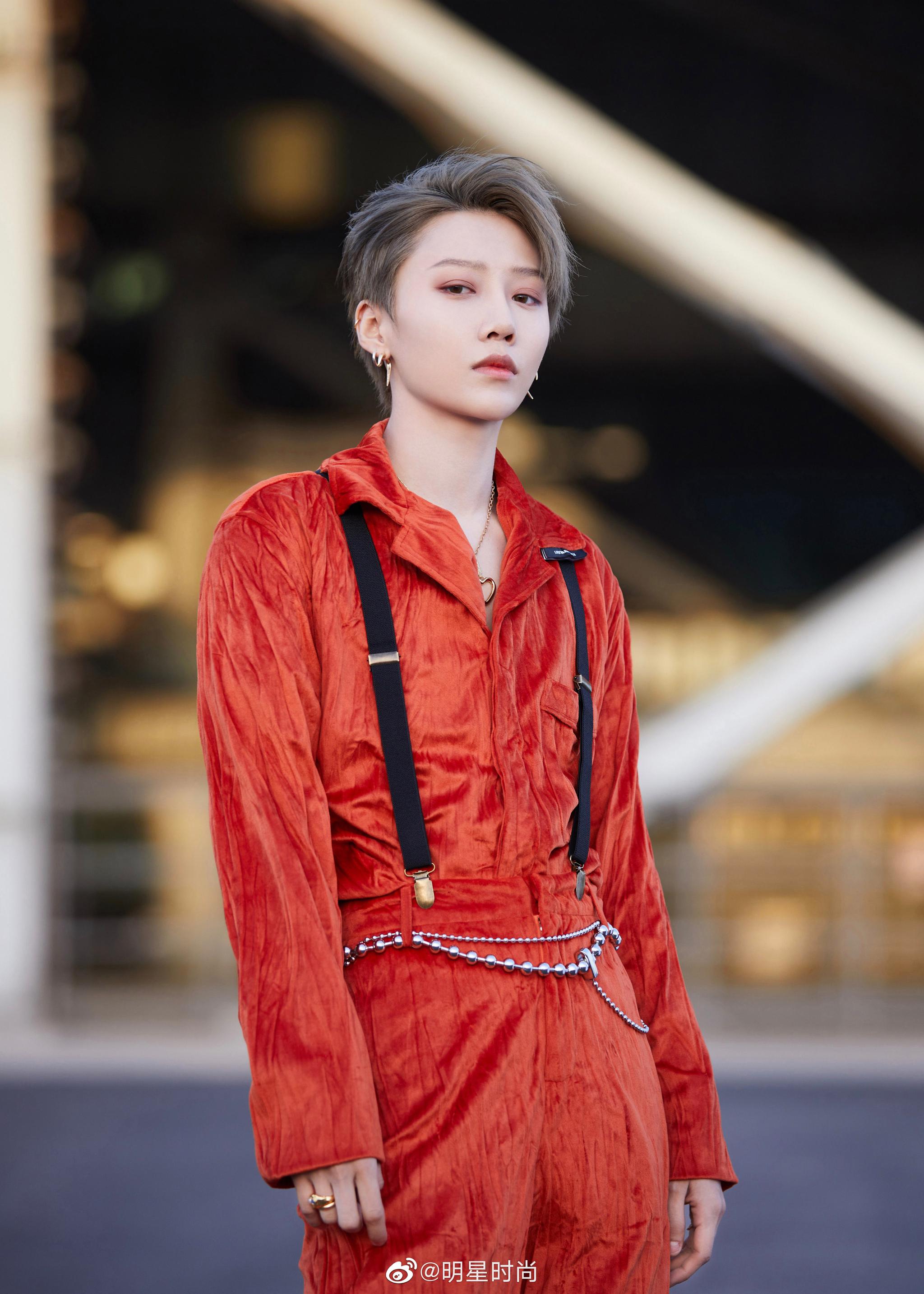 刘雨昕红色丝绒套装# 刘雨昕解锁新造型,.