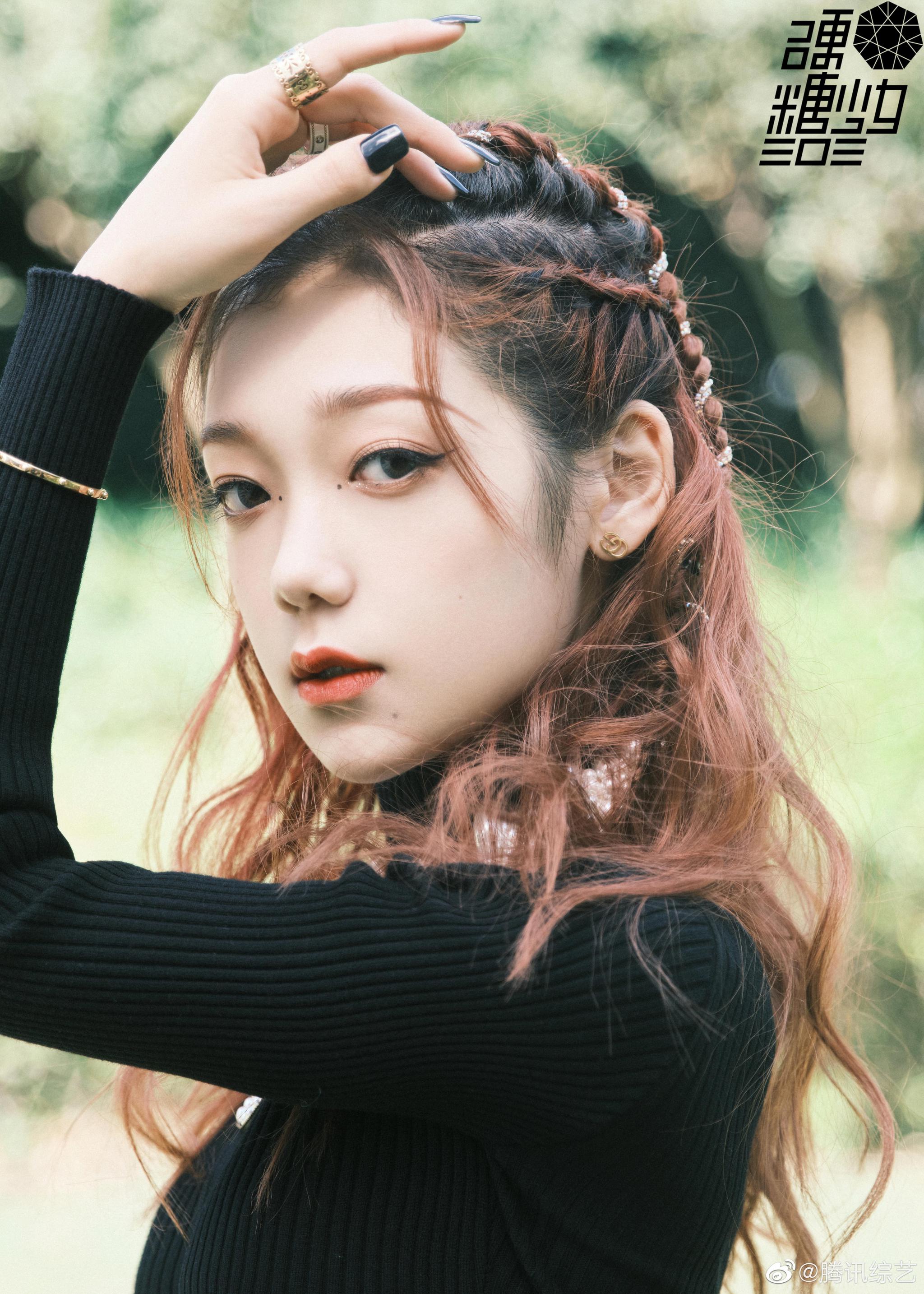 黑色露腰毛衣大簇珍珠项链优雅美丽