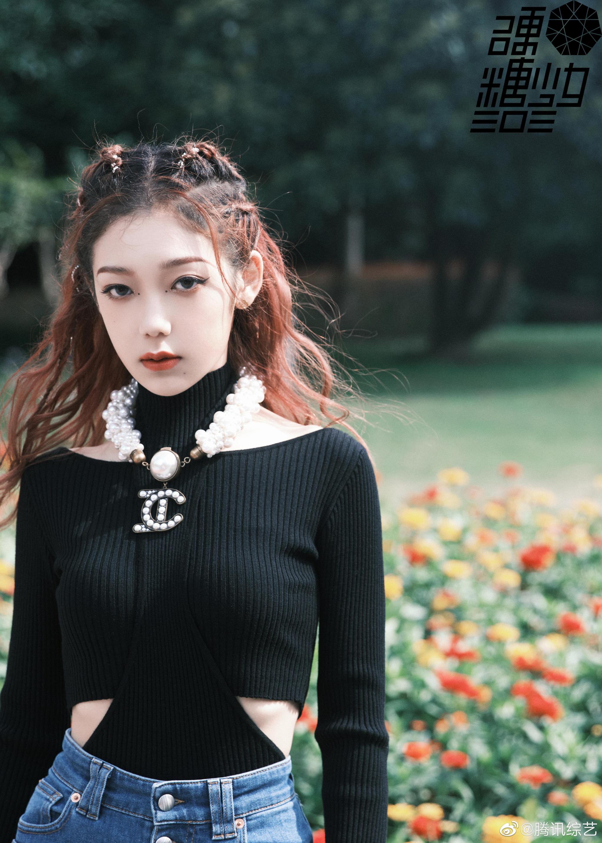 黑色露腰毛衣大簇珍珠项链优雅美丽