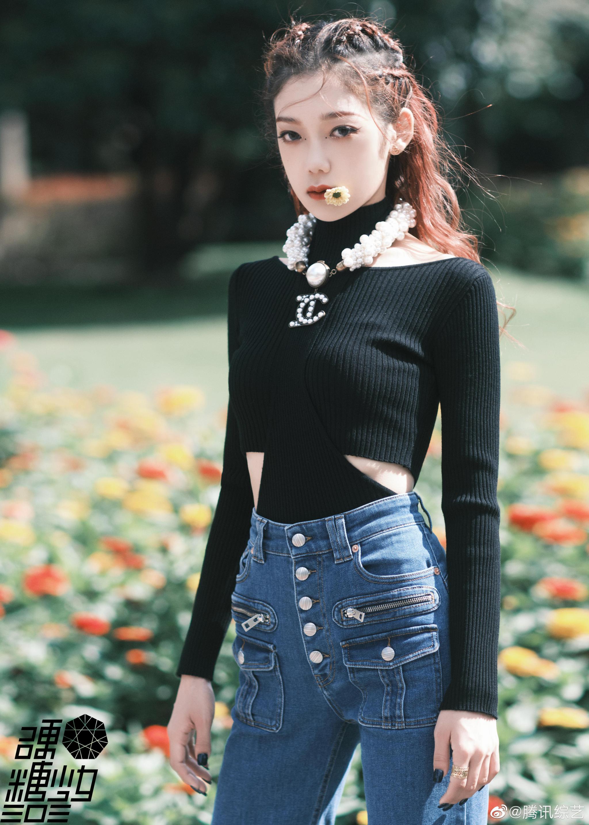 黑色露腰毛衣大簇珍珠项链优雅美丽