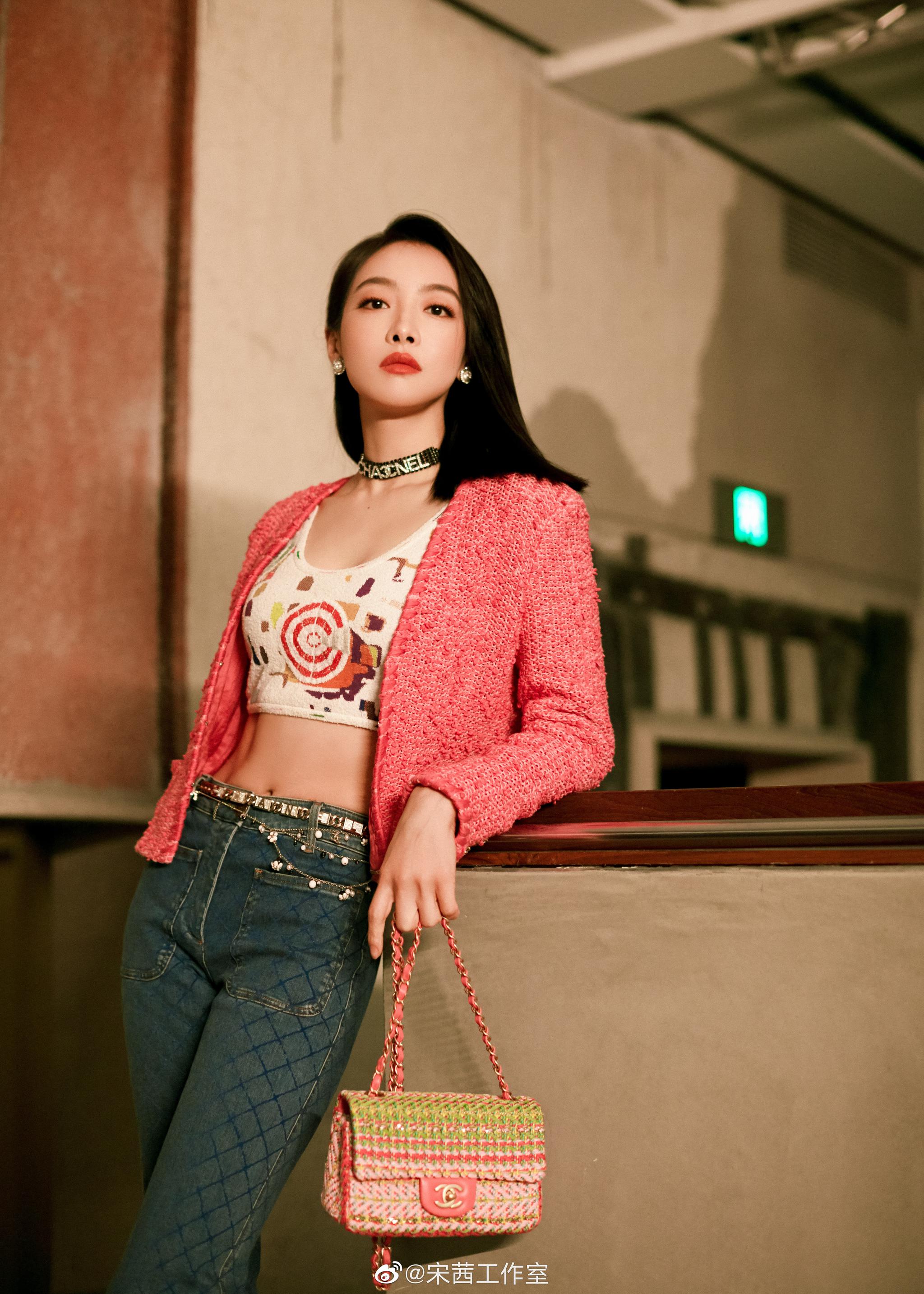 今日@宋茜 身着chanel 2020/21早春度假系列慕斯玫瑰外套