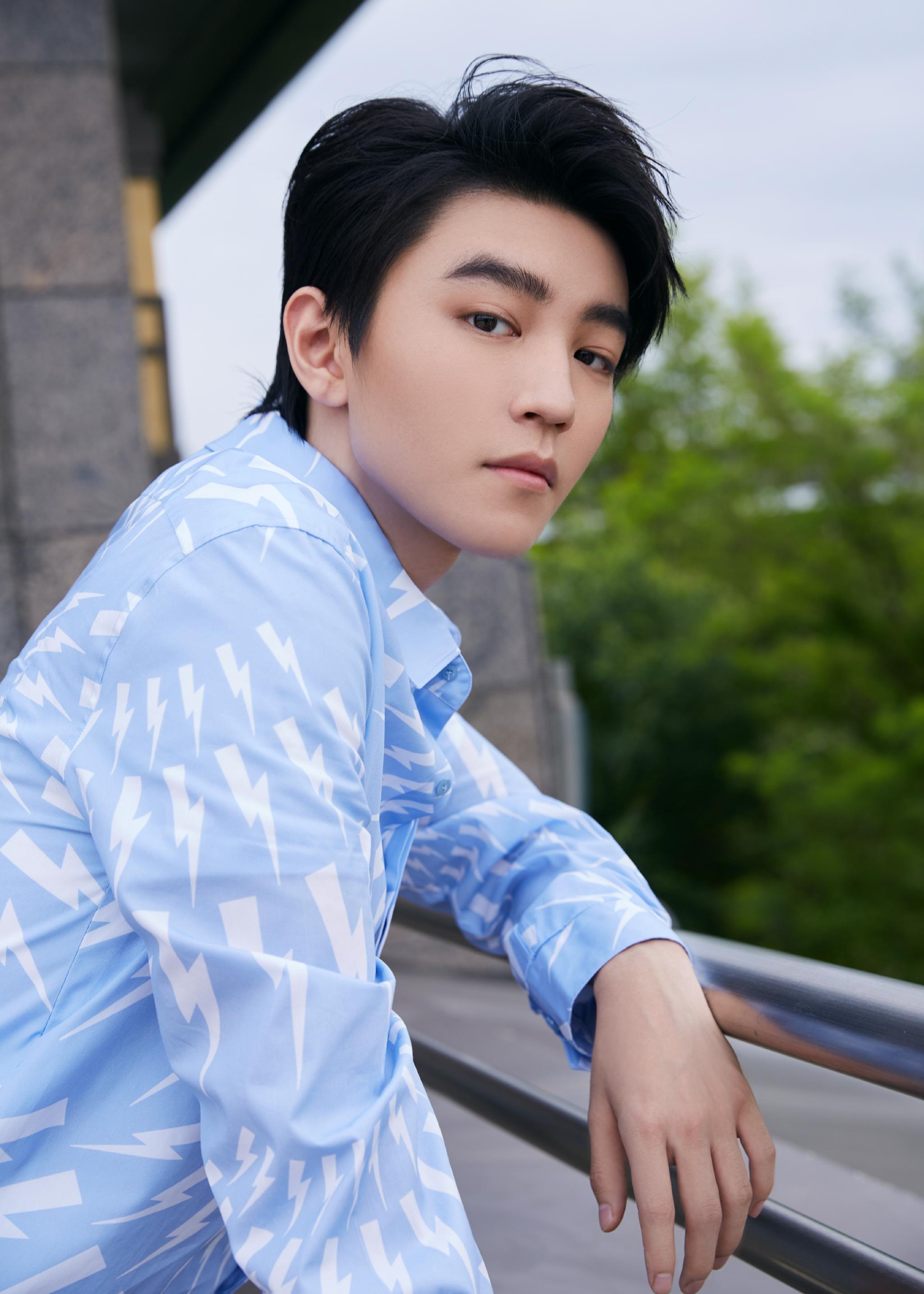 王俊凯今日份直播造型大片清爽成熟的小凯发量真令人羡慕啊