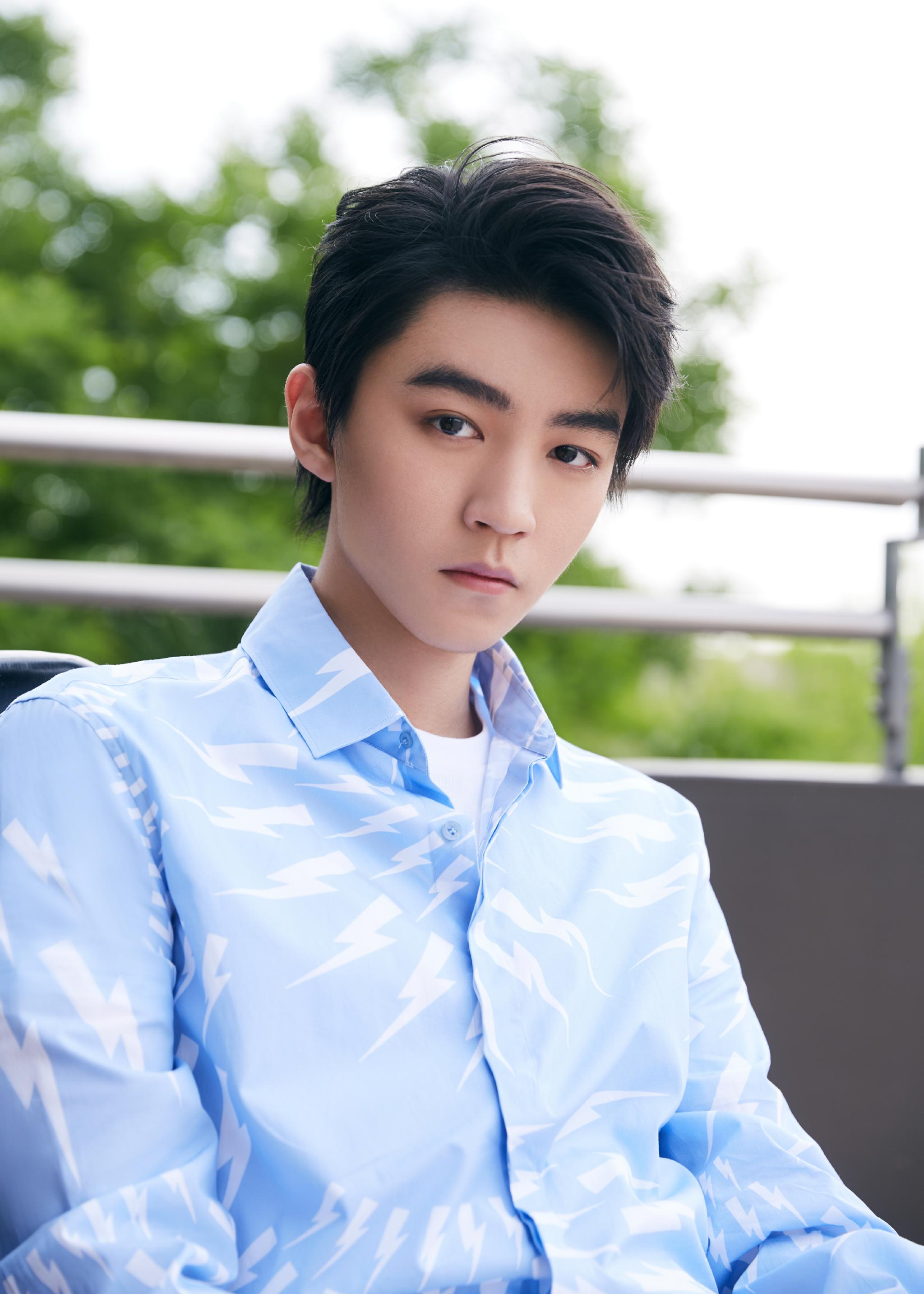 王俊凯今日份直播造型大片清爽成熟的小凯发量真令人羡慕啊