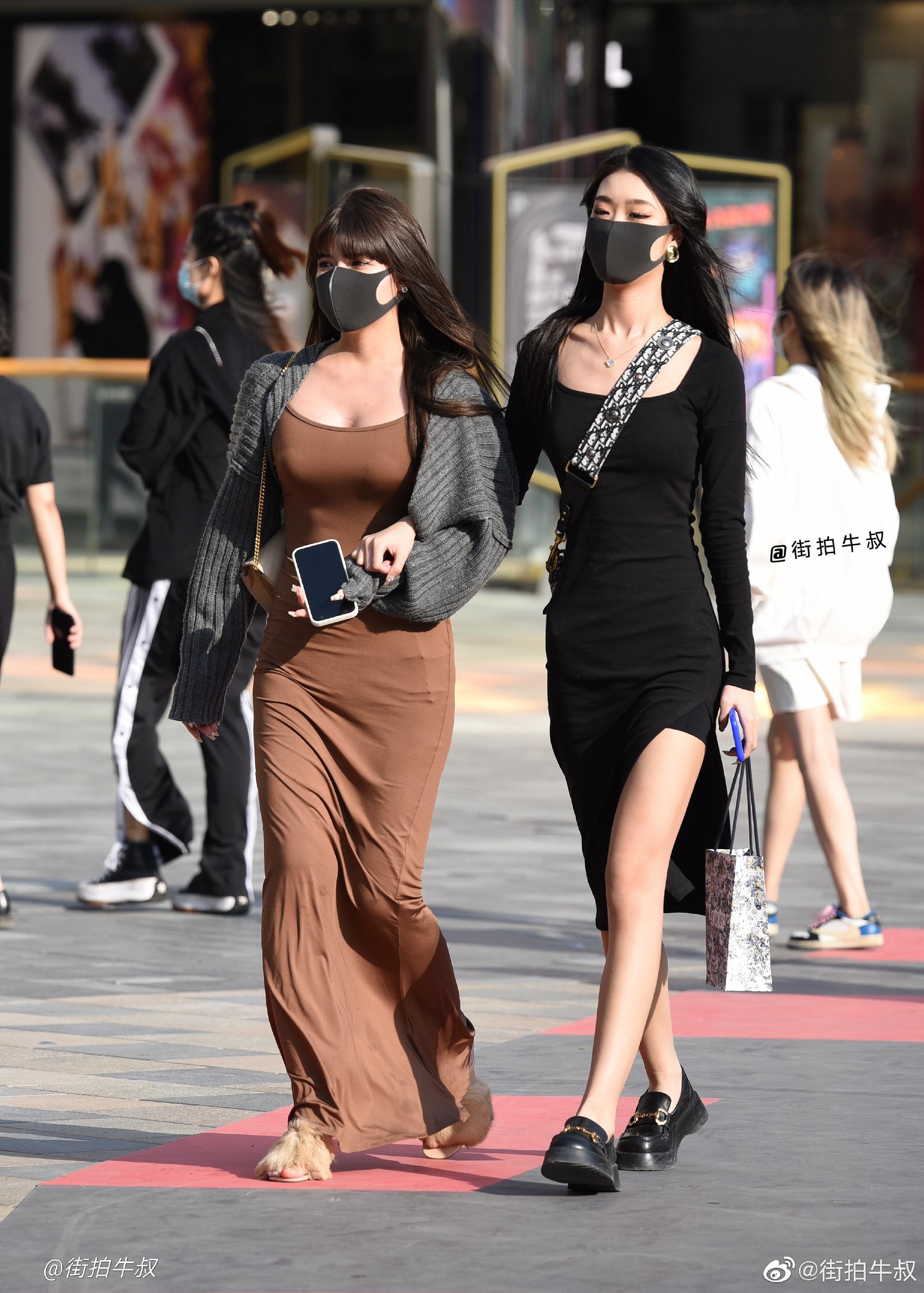 美女穿着性感的包臀长裙出街