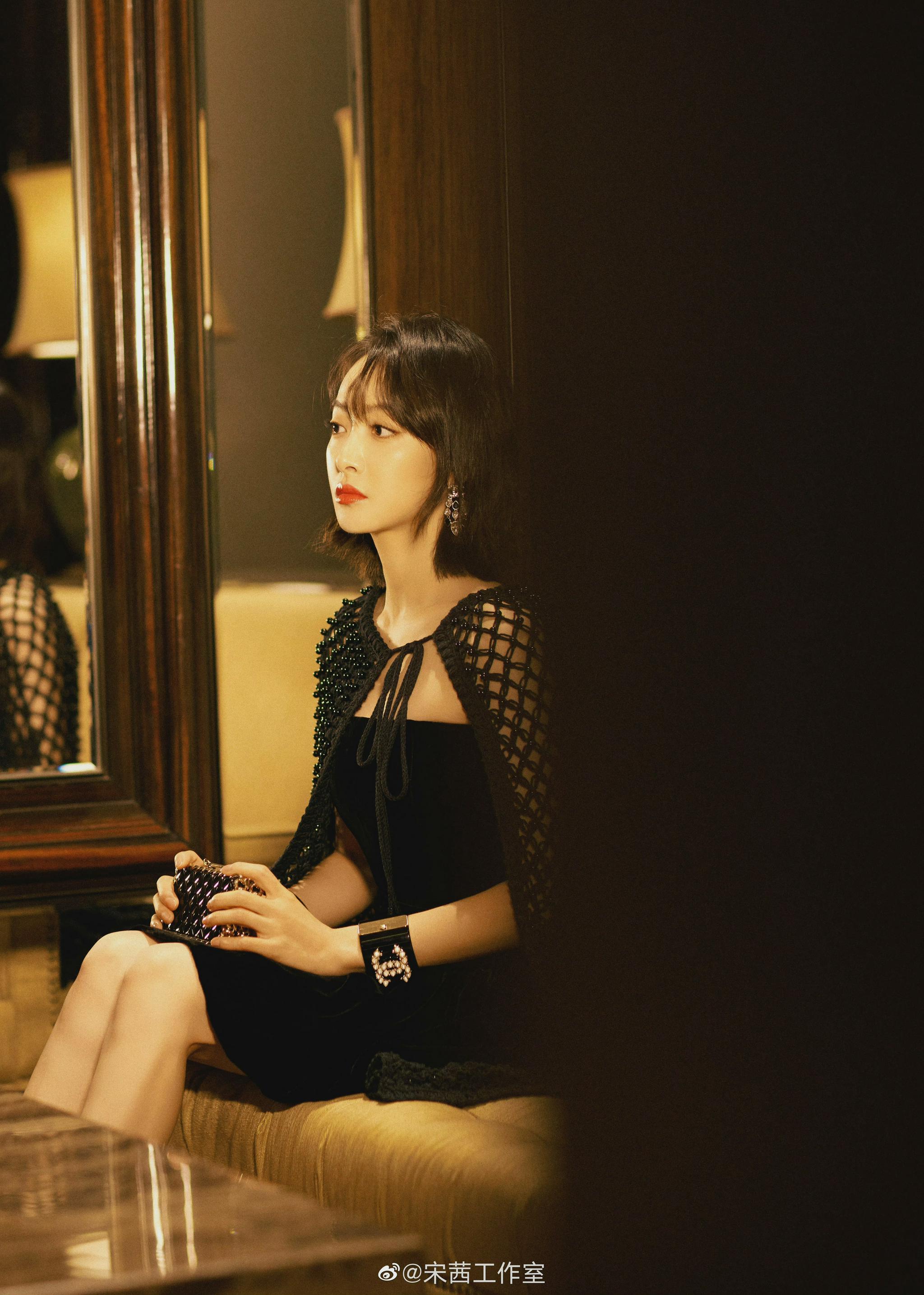 身穿黑色抹胸裙搭配网状披风亮相时尚活动……|宋茜_新浪新闻