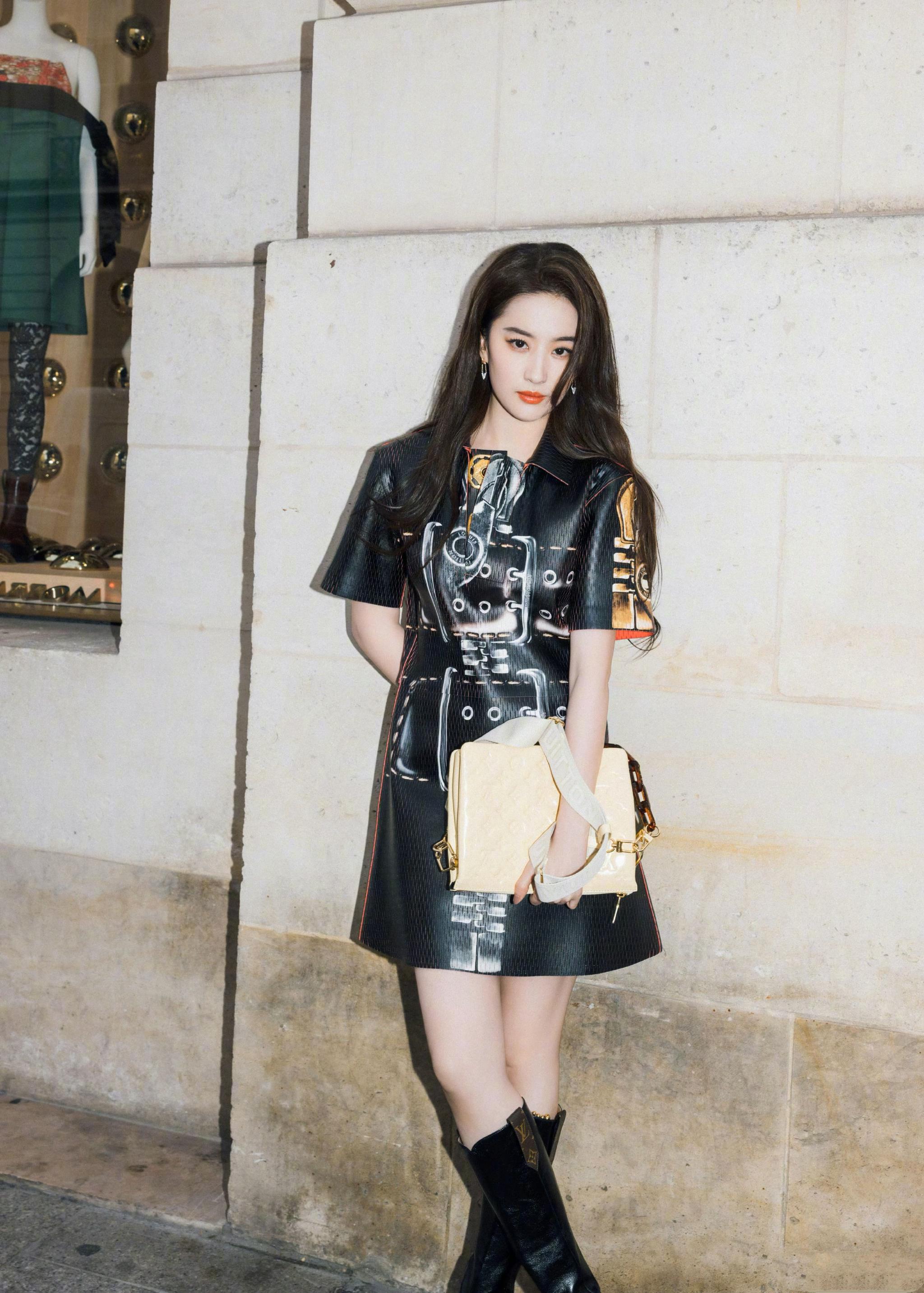 刘亦菲今日巴黎时装周看秀造型皮革裙装搭长靴酷美茜茜