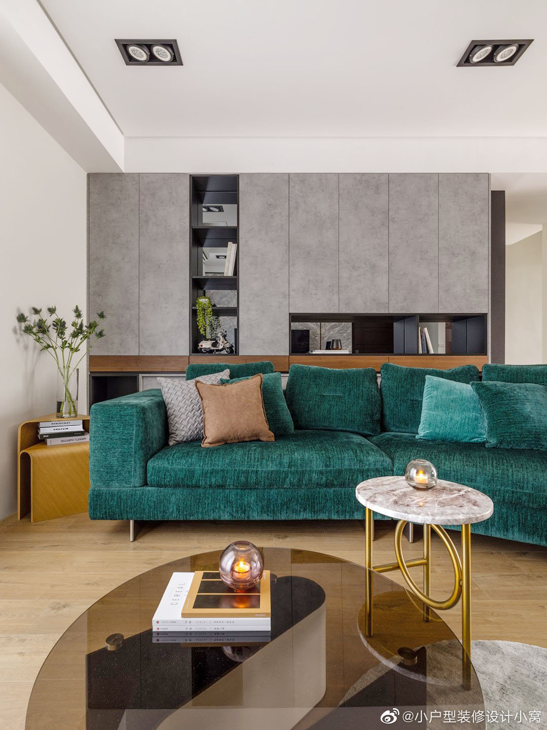 灰色和墨绿搭配,提升了高雅气质的住宅