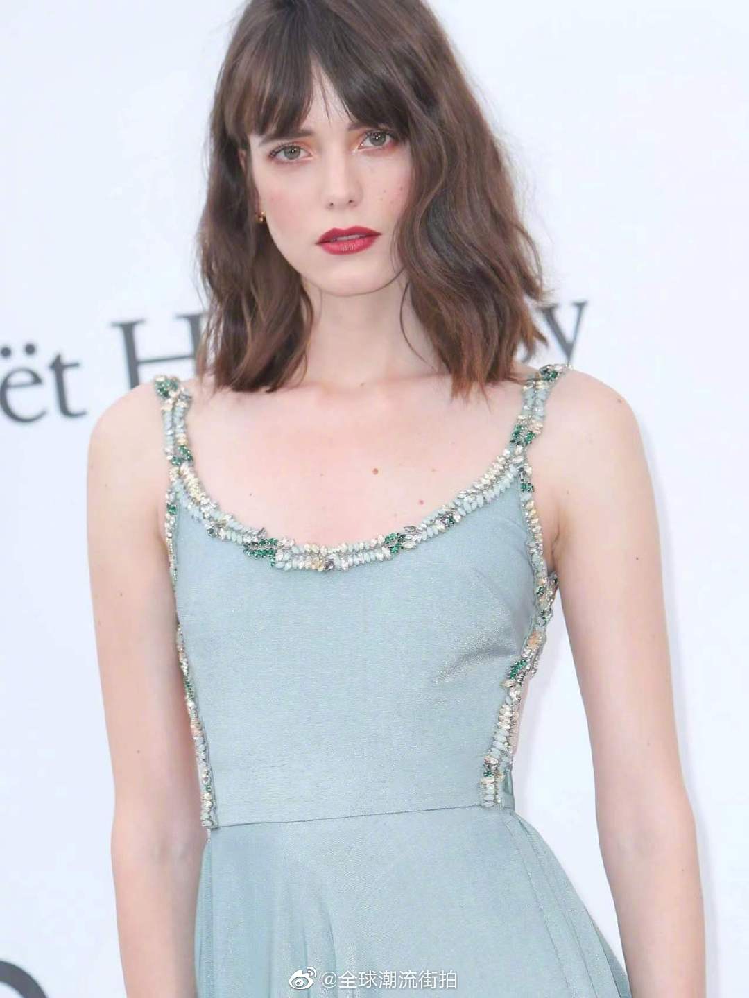 英法混血stacy martin,是模特也是一名演員,五官精緻……__財經頭條