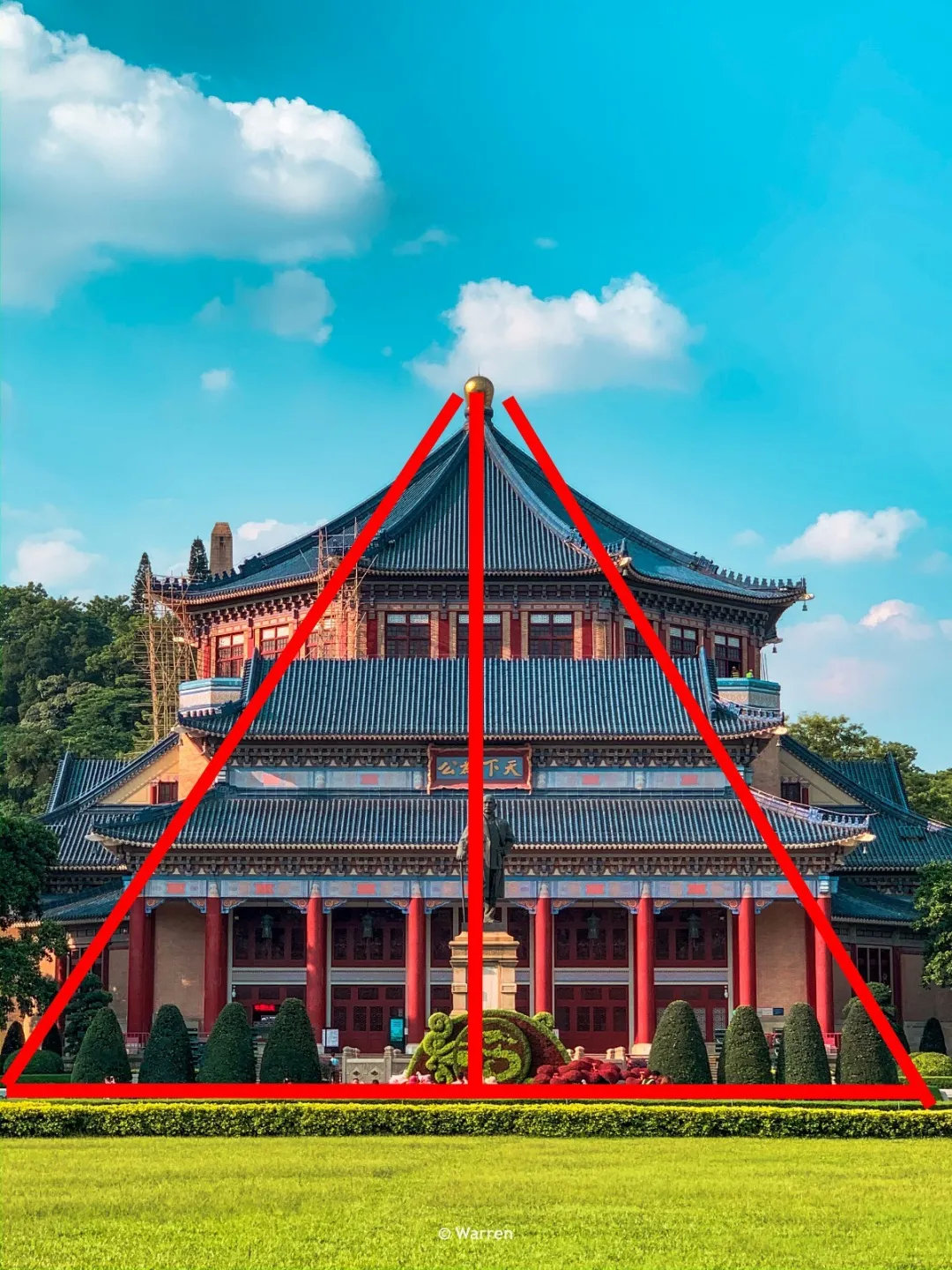 三角形构图通常以3个视觉中心作为主要位置,或是以一些建筑线条组成的