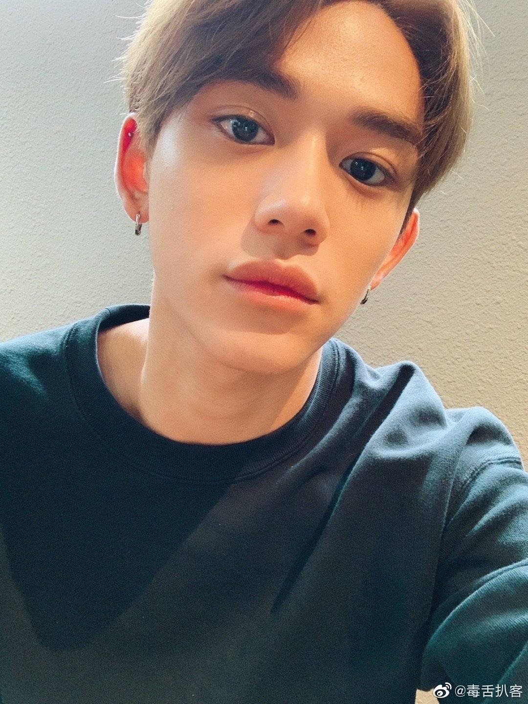 lucas黄旭熙素颜直播截图,金色边框眼镜好适合他