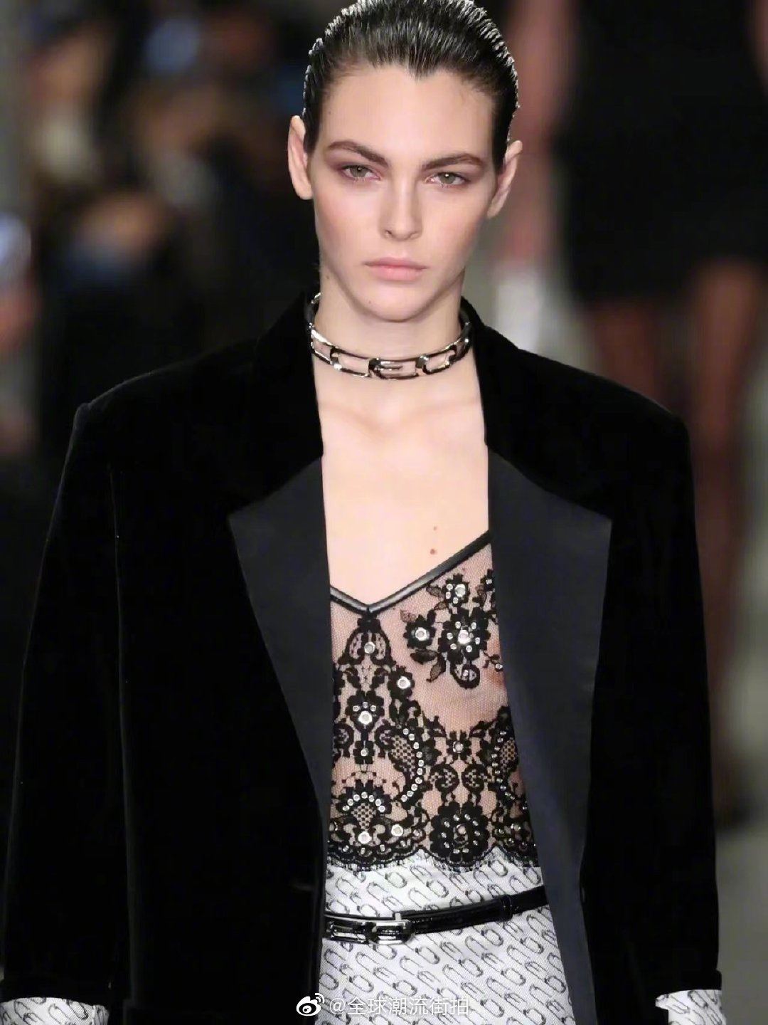 vittoria ceretti,粉丝亲切称为vc,也是老佛爷生前的新晋宠儿__财经头