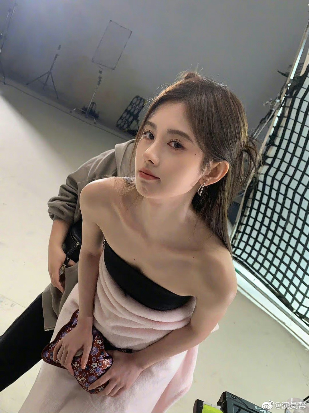 1/ 6鞠婧祎这个肩膀头子的变化真的好牛,三角肌很难练(但健身人会因为