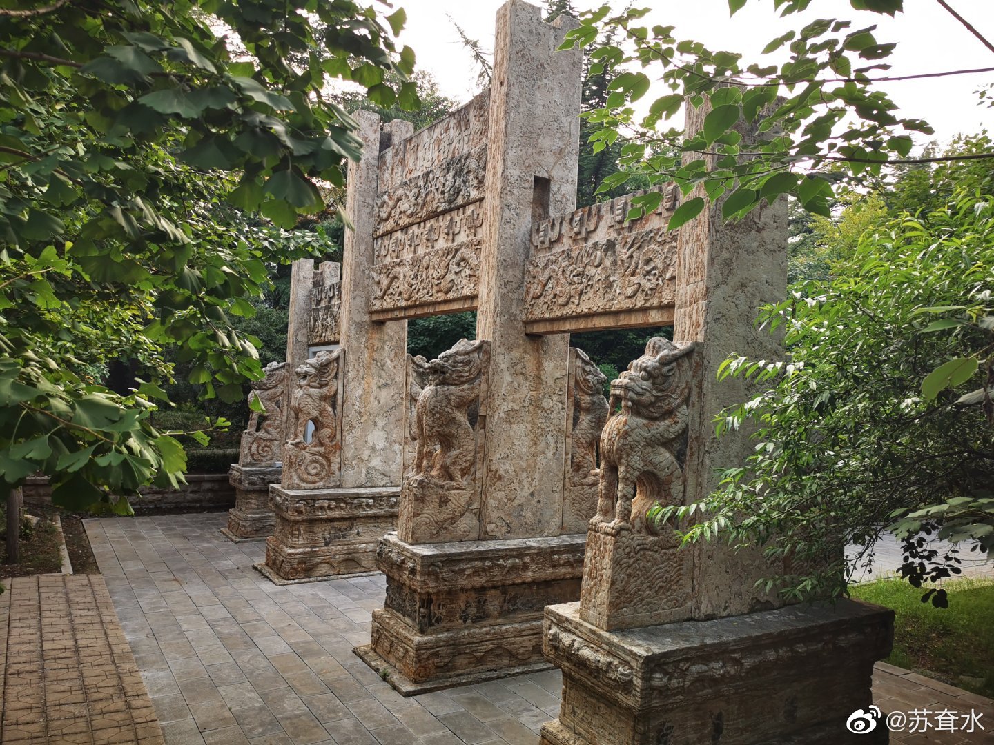 几件明代衡王府留下的东西,俩石坊,俩铁鹤,俩石狮