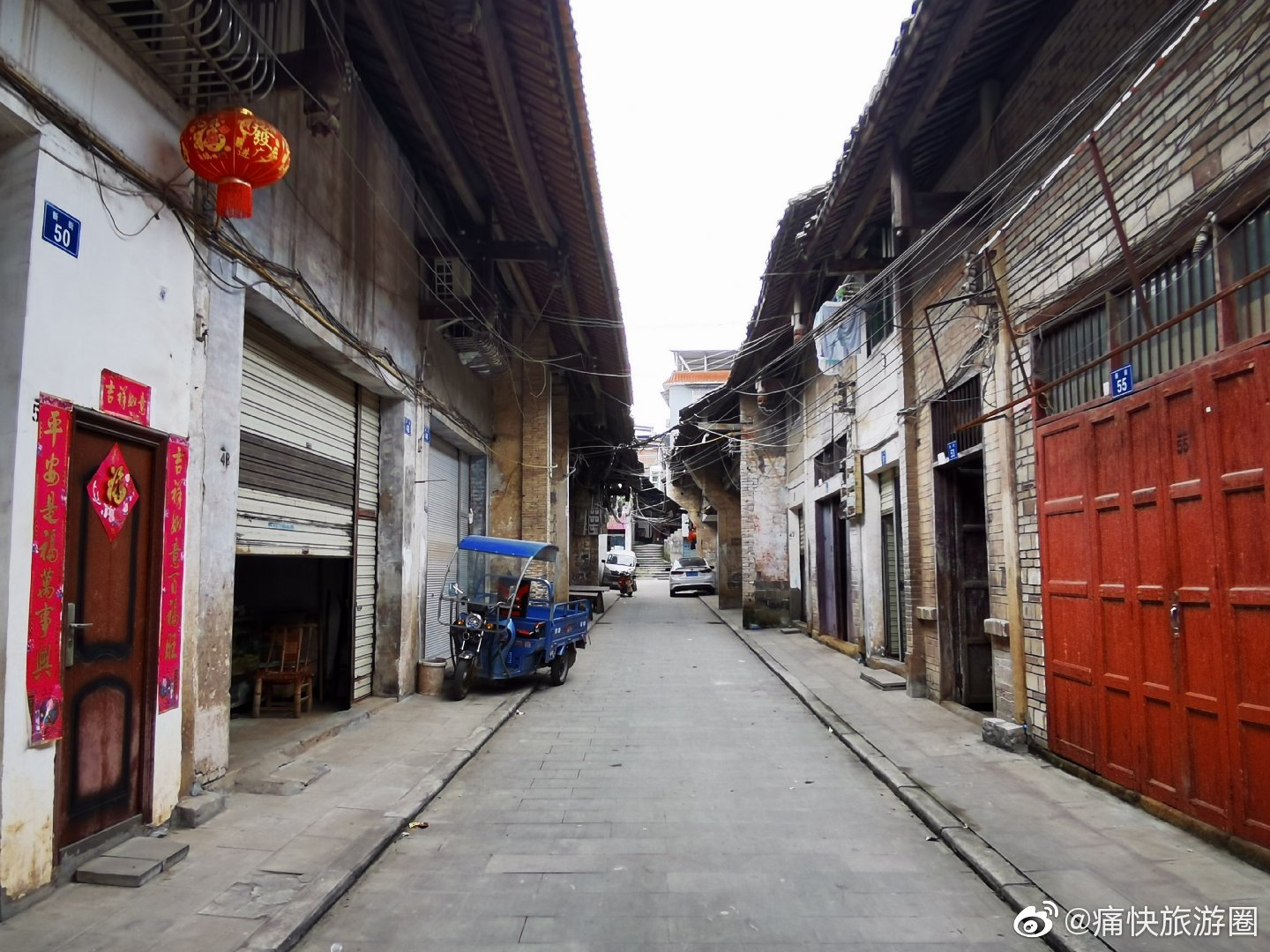 铁佛古镇,位于内江市资中与威远交界处的景尼山上