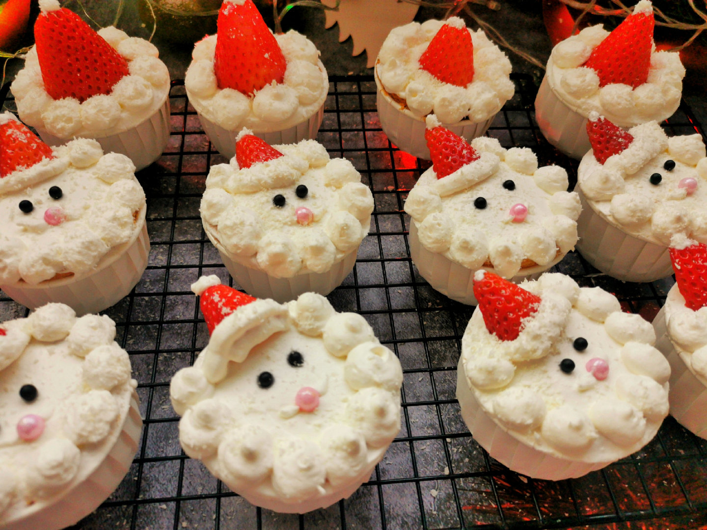 5个鸡蛋做16个纸杯蛋糕,柔软香甜不塌陷,装饰一下好吃又应景